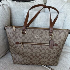 Coach gallery tote in signature canvas
